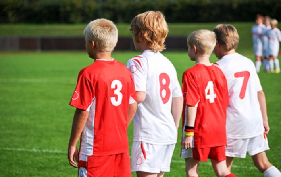 Vier junge Fußballer